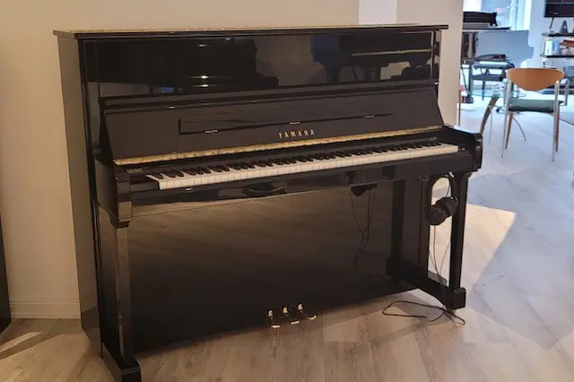 Blick auf das Yamaha P121 Klavier in den Ausstellungsräumen von Zechlin Pianos in Ahrensburg